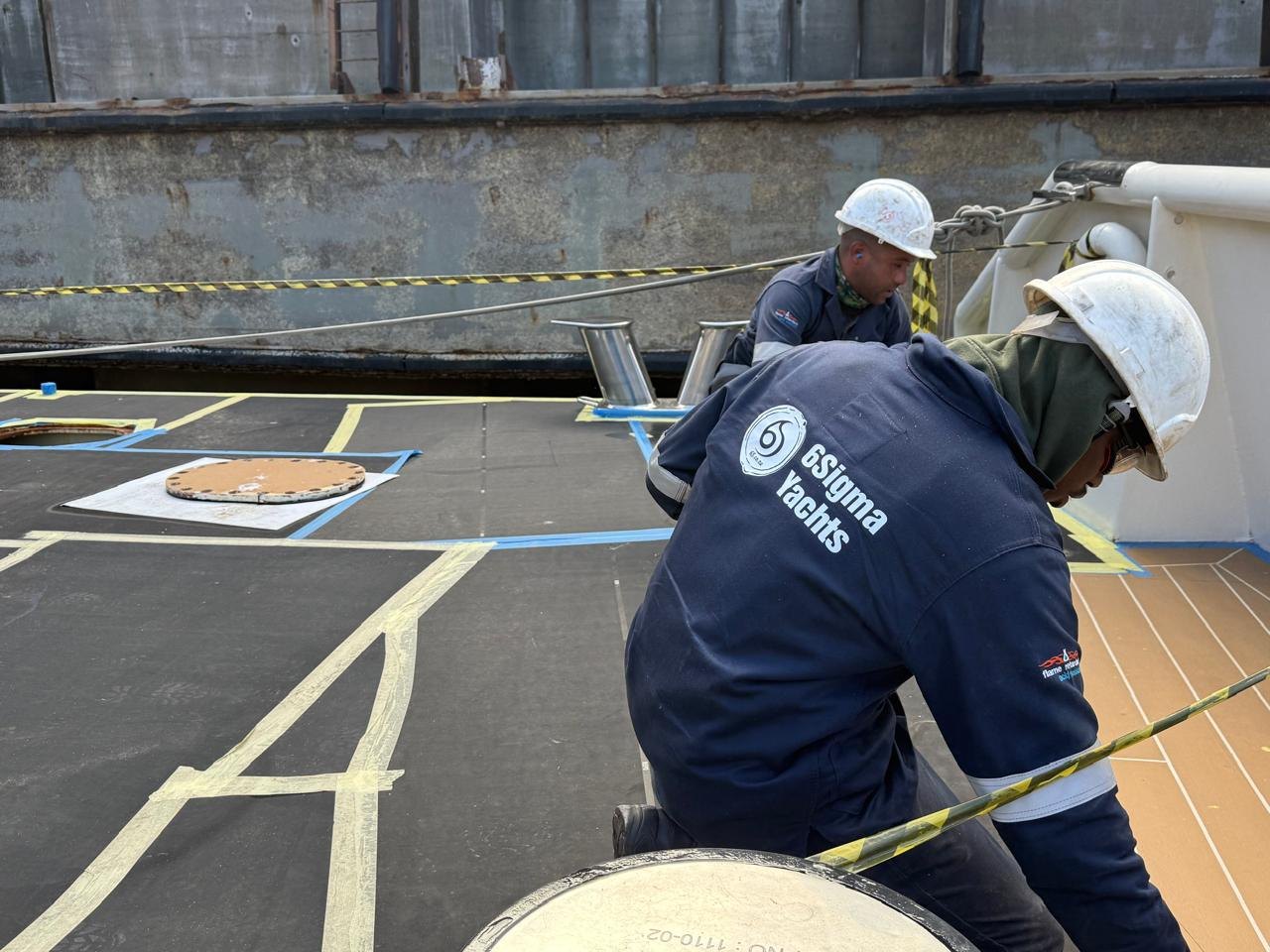 Especialistas de 6Sigma Yachts realizan trabajos controlados en cubierta durante un programa de refit confidencial