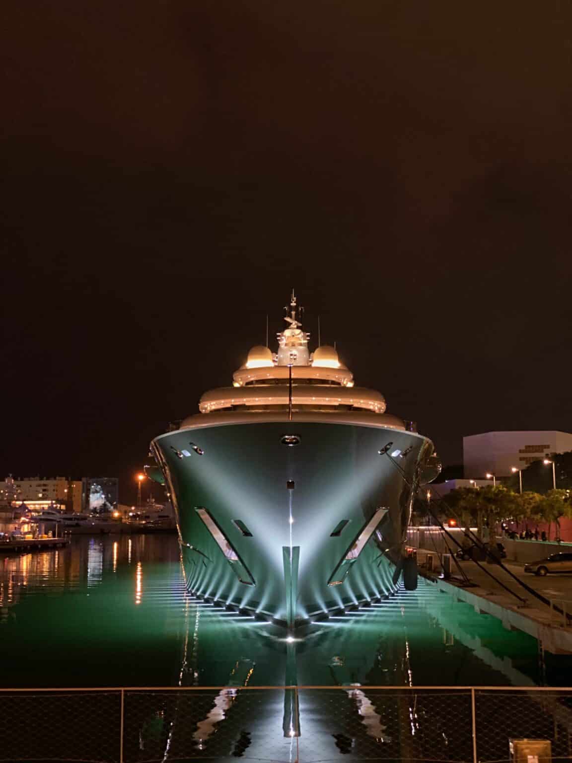 Superyate iluminado en un puerto deportivo internacional